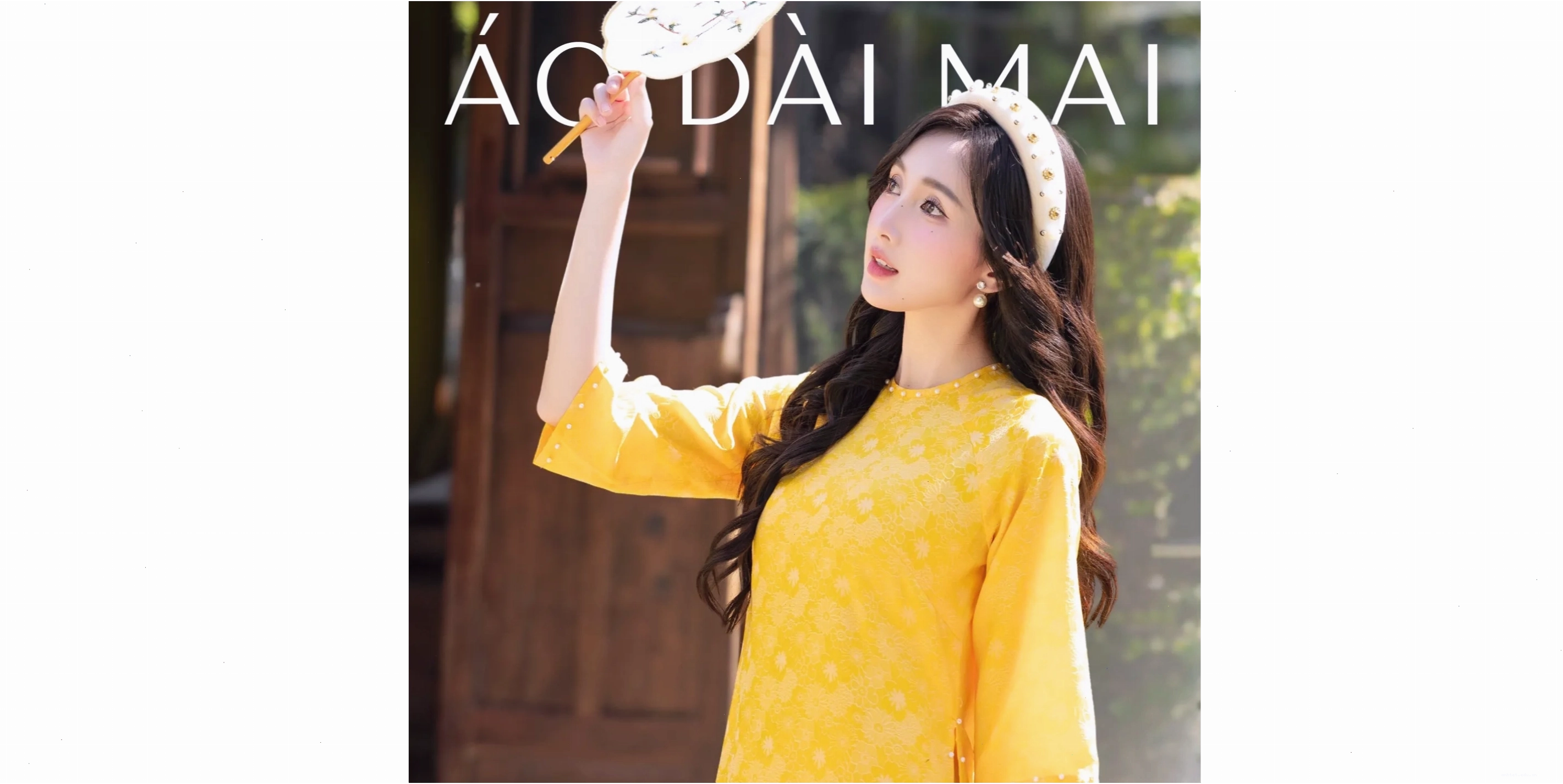 Áo dài cổ yếm màu đỏ cam chất liệu lụa mềm mại, cổ yếm khoe vai trần quyến rũ
