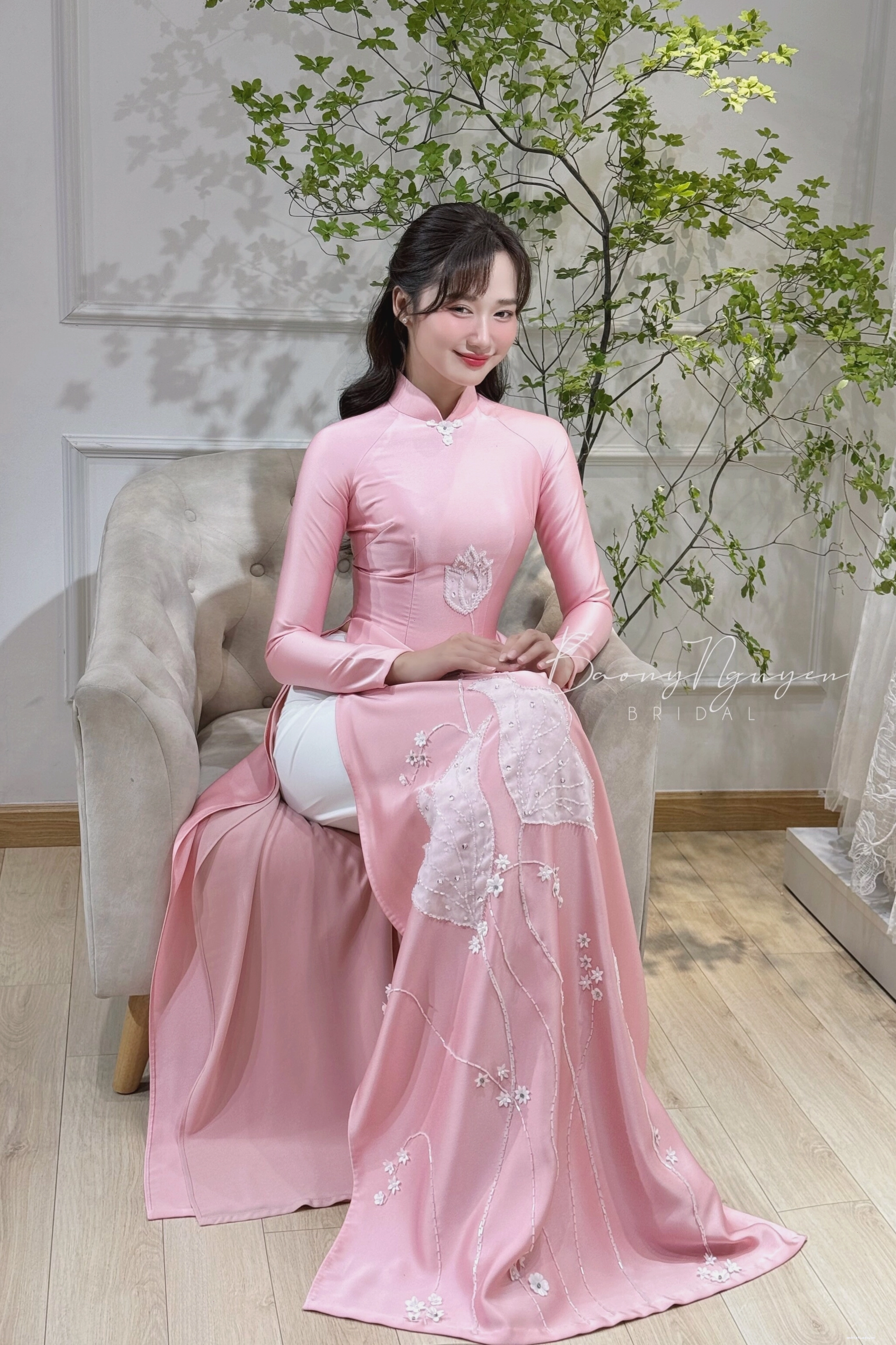 Áo dài cưới cao cấp màu trắng đính kết hoa văn tinh xảo, tôn dáng người mặc