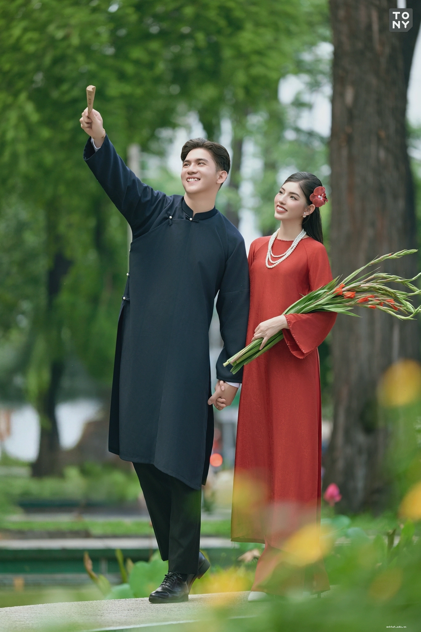 Áo dài cưới cặp với họa tiết rồng và phượng đồng điệu