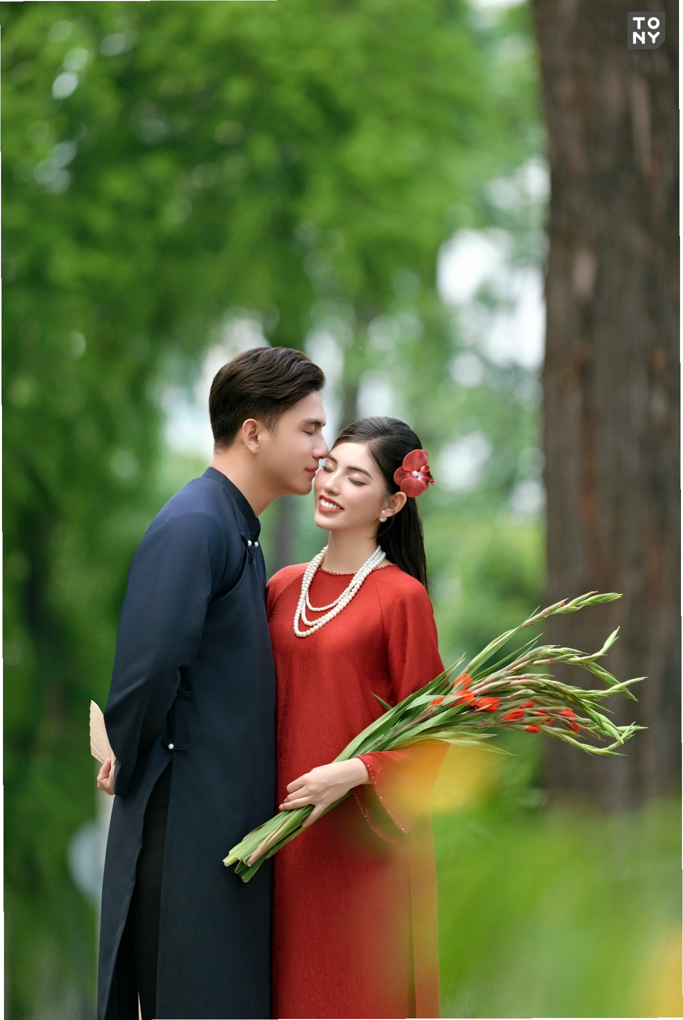 Áo dài cưới màu đỏ tươi, cổ thuyền và tay ngắn