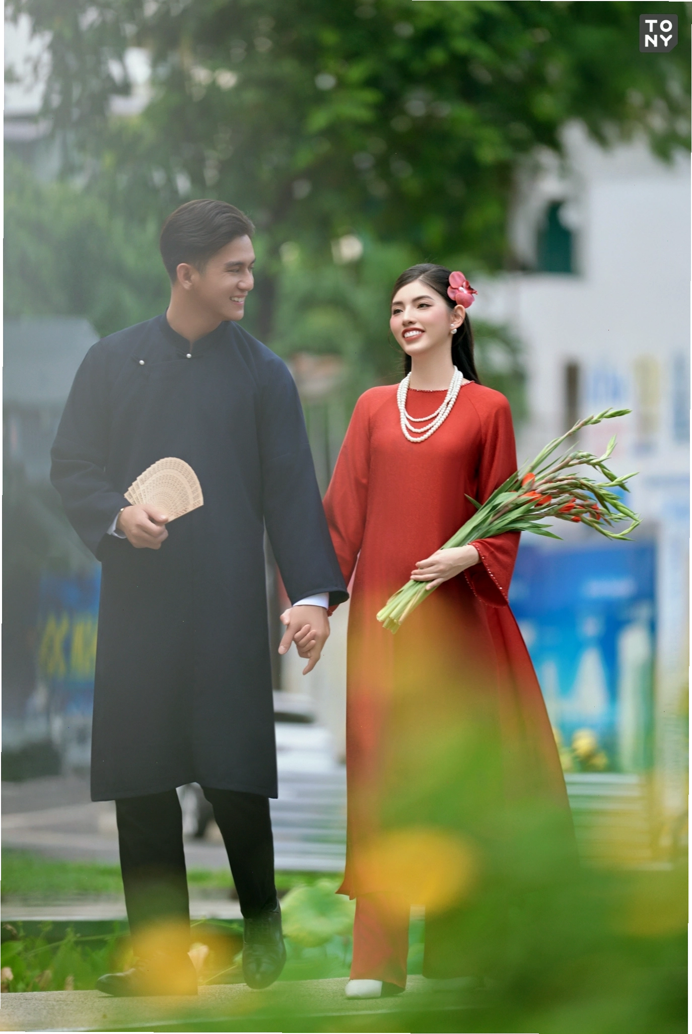 Áo dài cưới màu trắng với họa tiết thêu đính kết đá