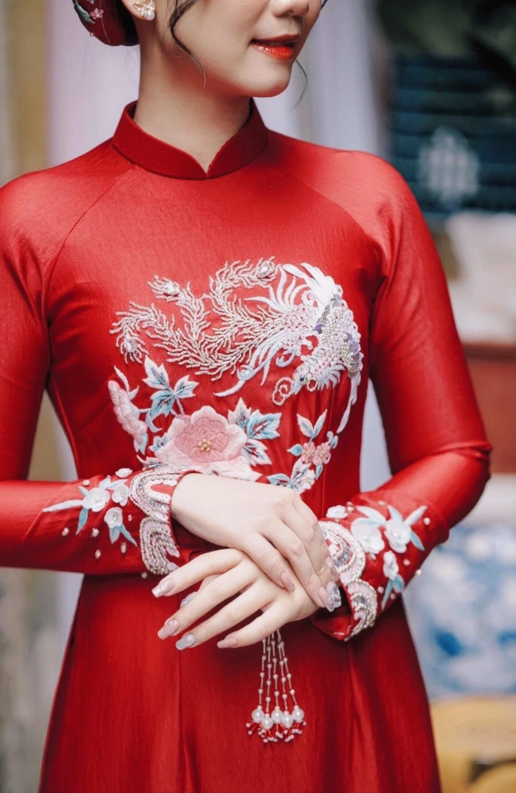 Áo dài cưới màu vàng đồng với họa tiết thêu tay cầu kỳ