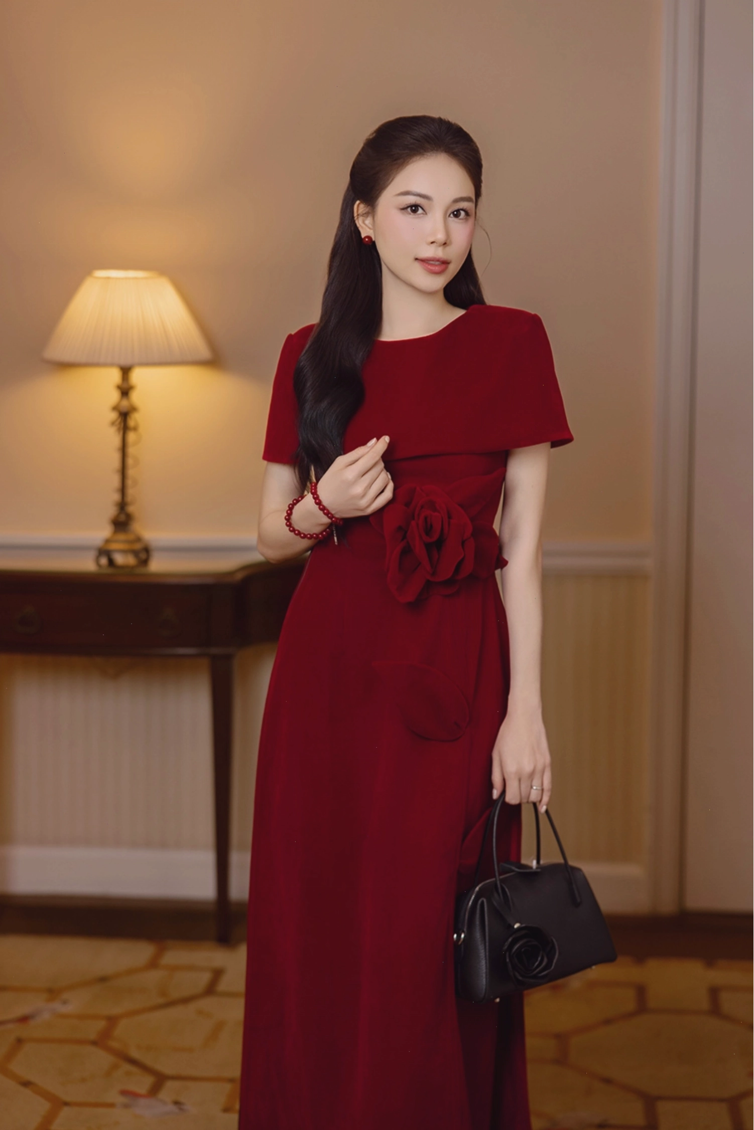 Áo dài dáng suông màu vàng chanh, cổ tròn, tay lỡ