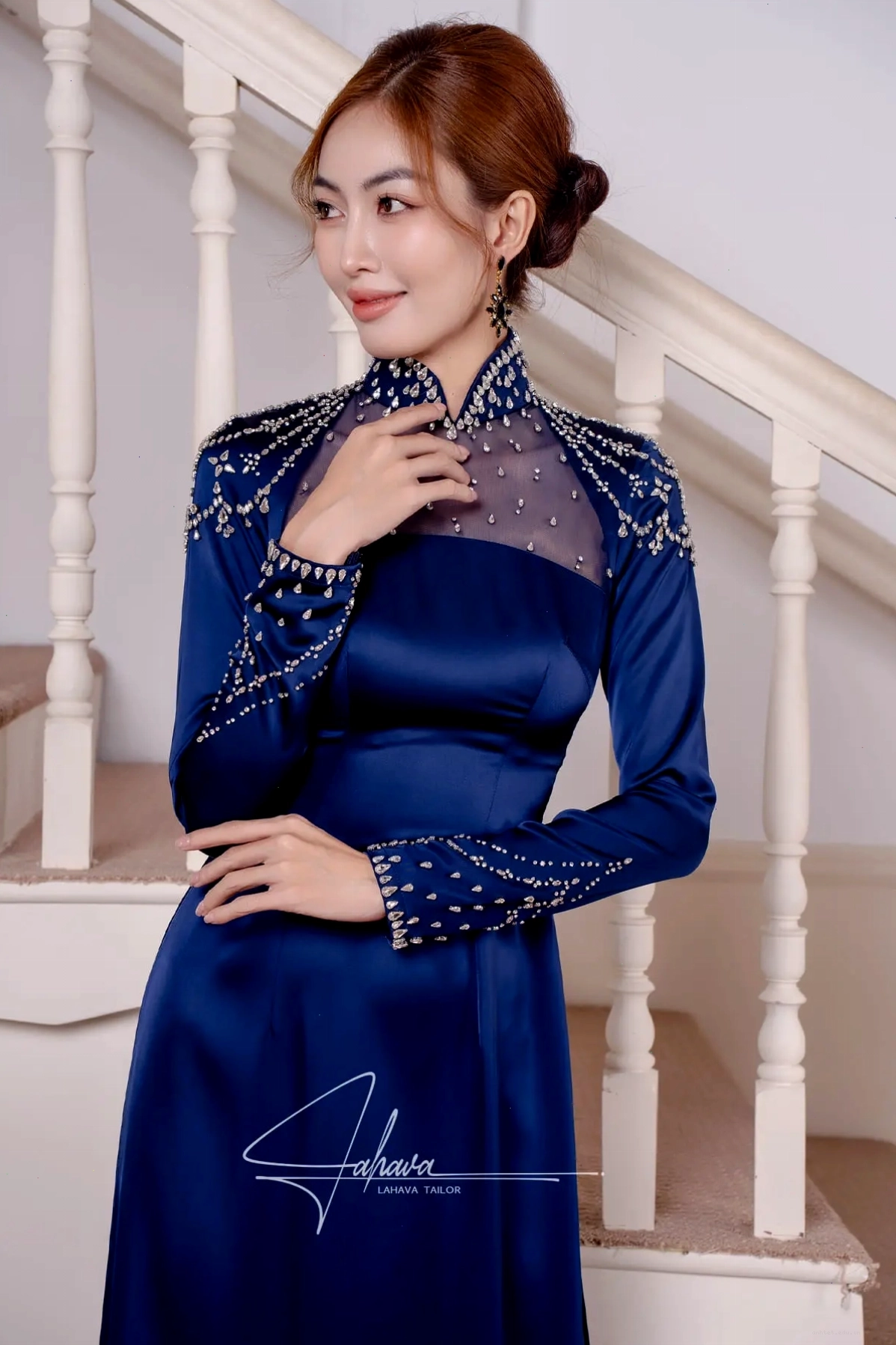 Áo dài đính cườm màu đỏ đô với đường nét cắt cúp táo bạo
