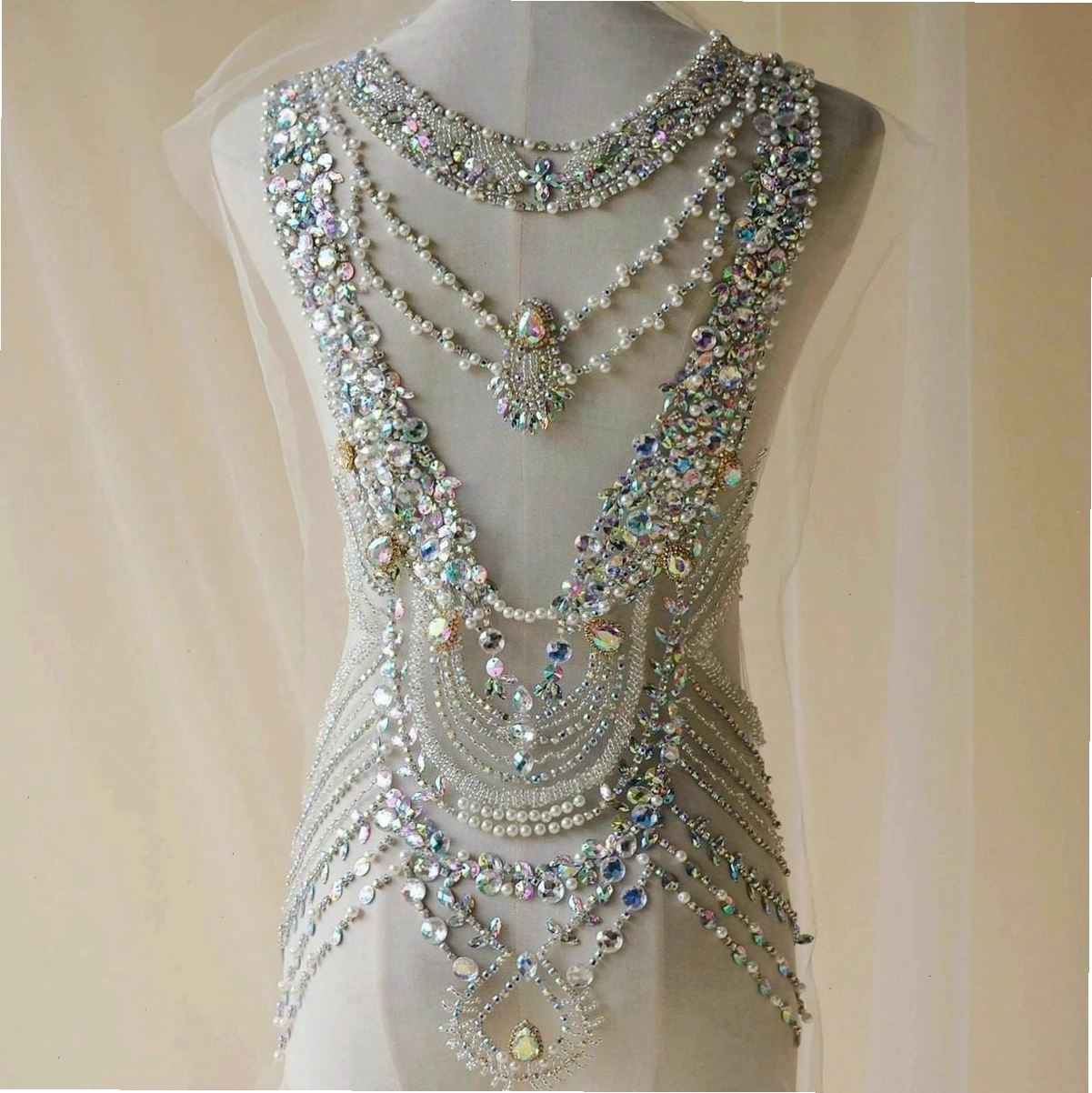 Áo dài đính trang sức cơ thể (Body Jewelry) đính đá
