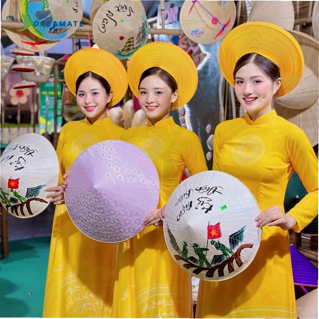 Áo dài đồng phục cổ thuyền, tay ráp lăng thanh lịch