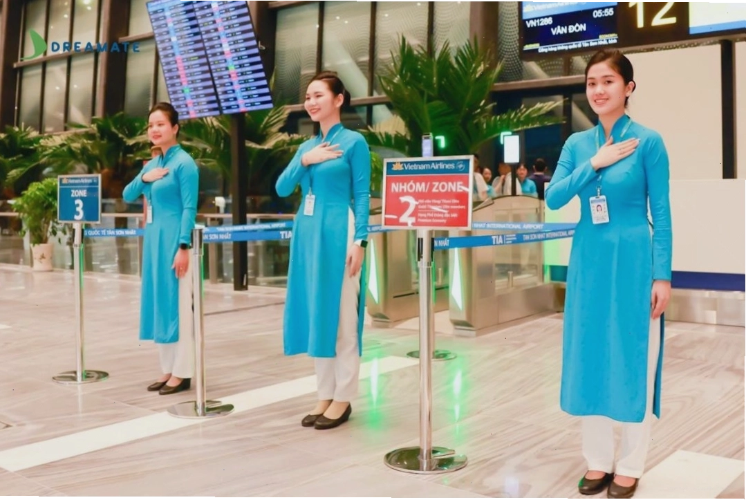 Áo dài đồng phục công sở với tông màu be nhã nhặn và họa tiết chìm