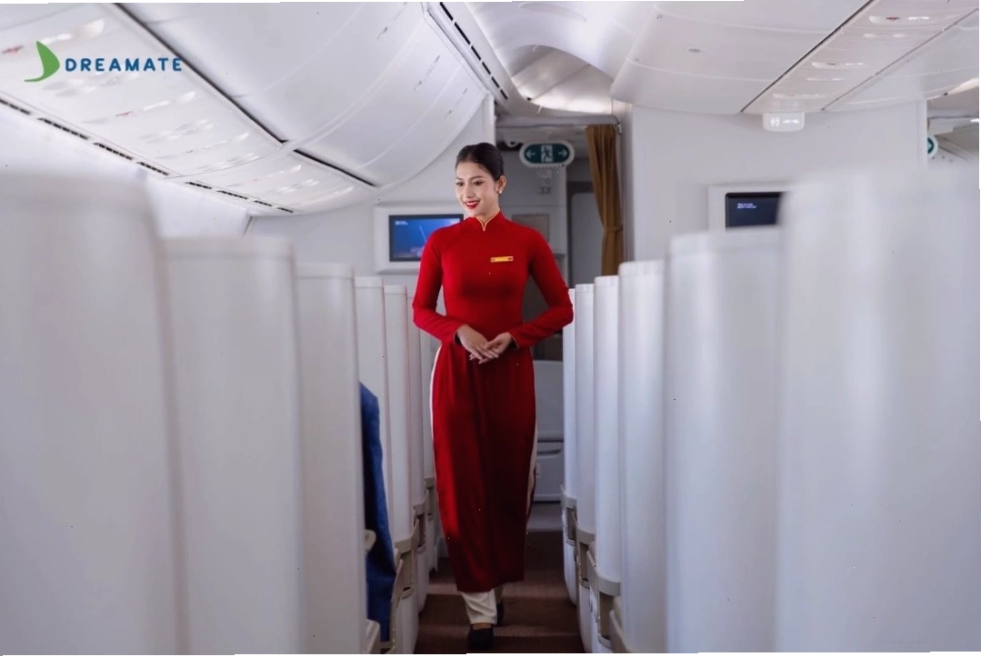 Áo dài đồng phục màu đỏ đô, dáng áo ôm nhẹ