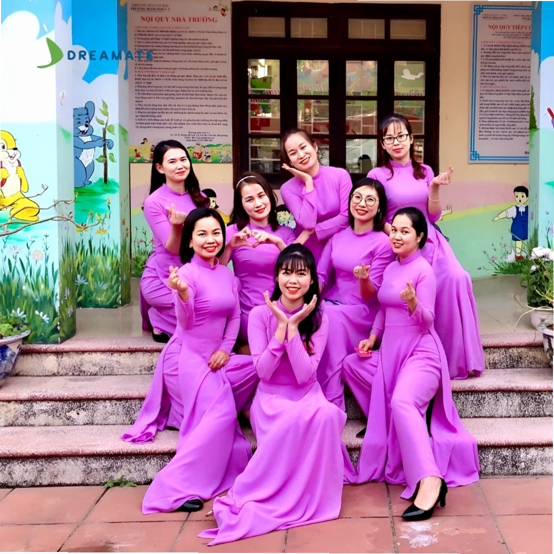 Áo dài đồng phục màu hồng pastel, cổ bẻ và tay loe nhẹ