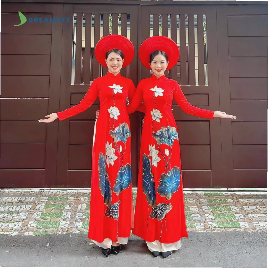Áo dài đồng phục màu xanh dương với cổ tròn và tay phồng nhẹ
