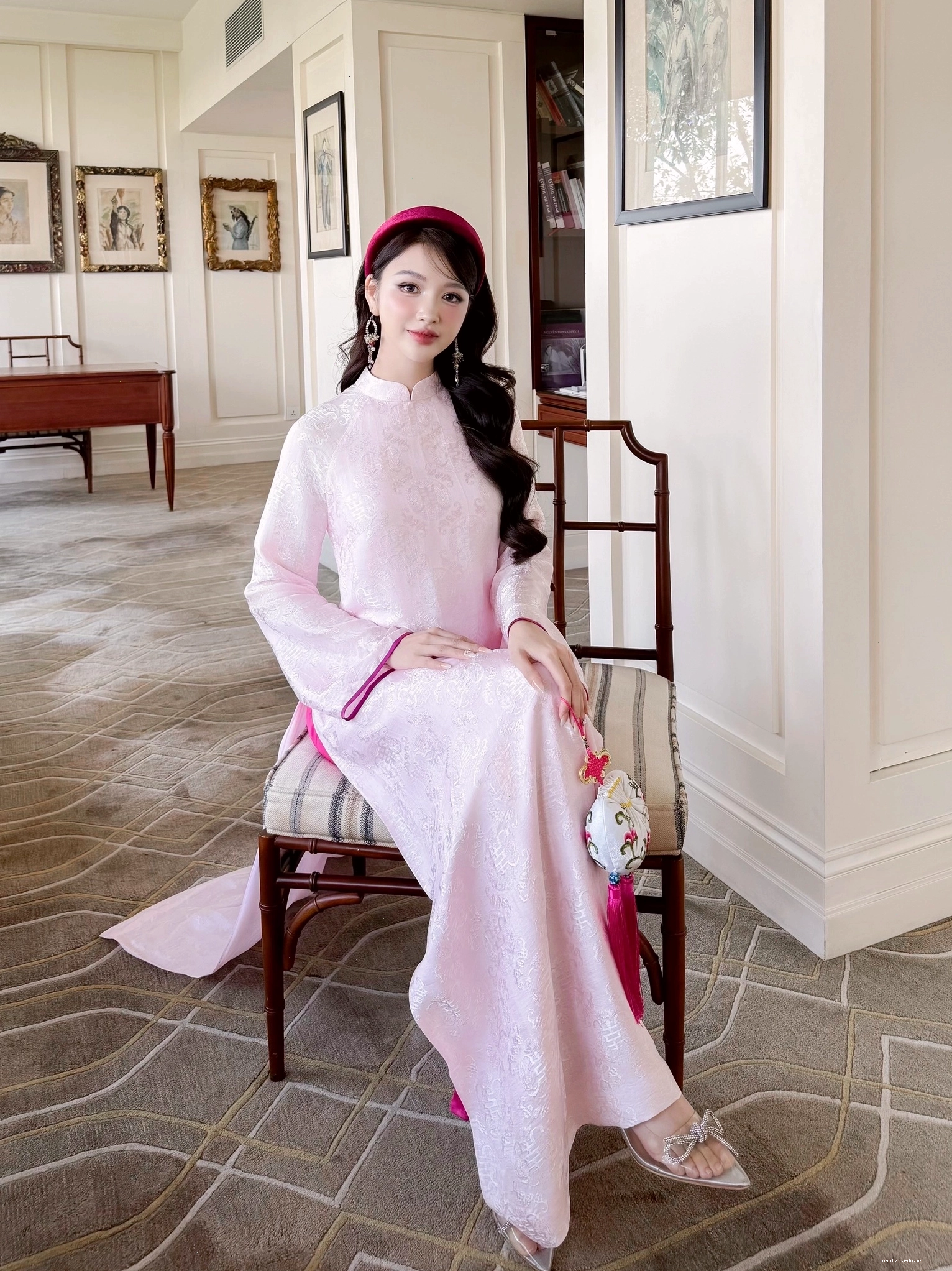 Áo dài gấm màu đỏ đô, cổ tròn, tay dài, họa tiết rồng phượng tinh xảo