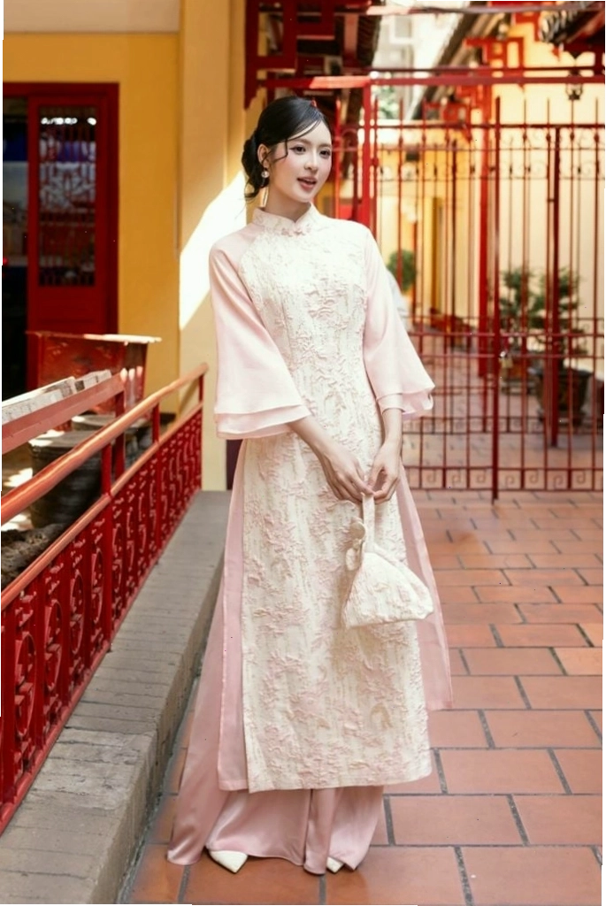 Áo dài gấm màu hồng pastel, cổ tròn, tay ngắn