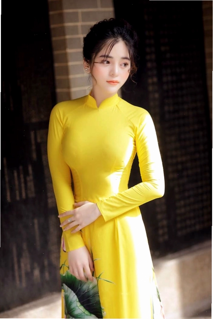 Áo dài giáo viên thiết kế tông màu vàng rực rỡ, mang lại nguồn năng lượng tích cực