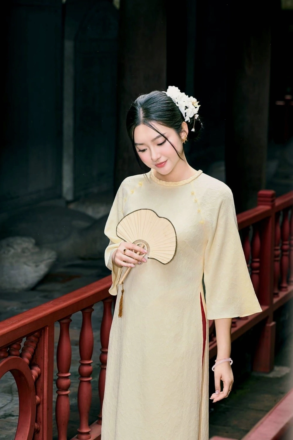 Áo dài họa tiết hình học, màu sắc tương phản, tay lỡ, phối cùng quần đen và giày thể thao