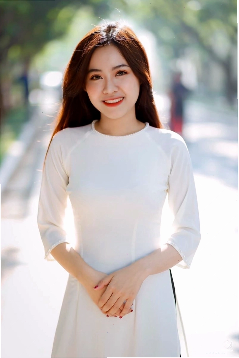 Áo dài học sinh cổ tròn, tay lỡ, màu trắng tinh khôi