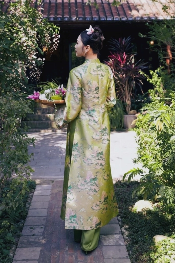 Áo dài in họa tiết độc đáo, dáng suông, cổ tròn