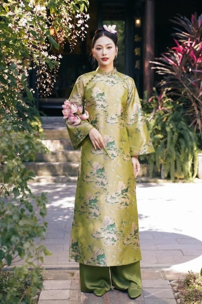 Áo dài in họa tiết rồng phượng trên nền vải đỏ, cổ tròn, tay lỡ, thể hiện sự quyền lực và uy nghi.