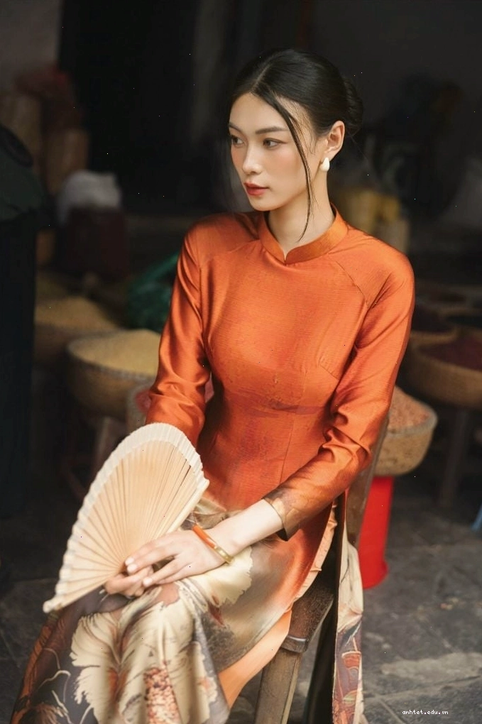 Áo dài in hoa văn, cổ tròn, tay lỡ, màu sắc trang nhã