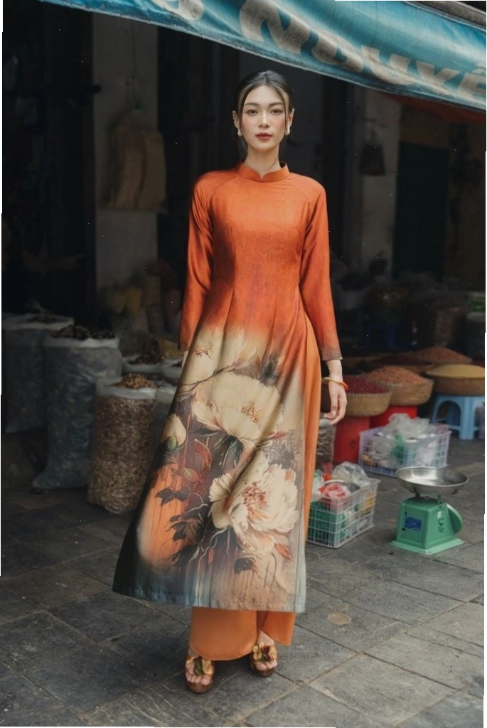 Áo dài in hoa văn lớn, cổ tròn, tay lỡ