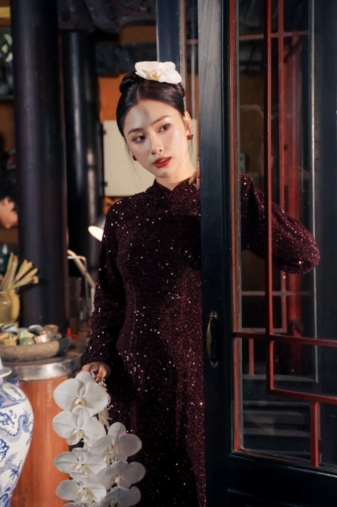 Áo dài kim sa lấp lánh, cổ cao, tay lỡ, kiểu dáng ôm sát
