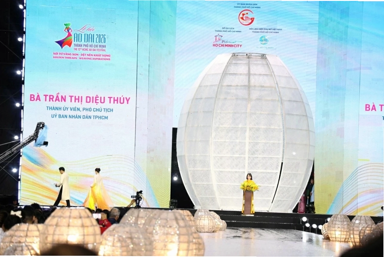Áo dài lễ hội nam lịch lãm, thể hiện phong thái