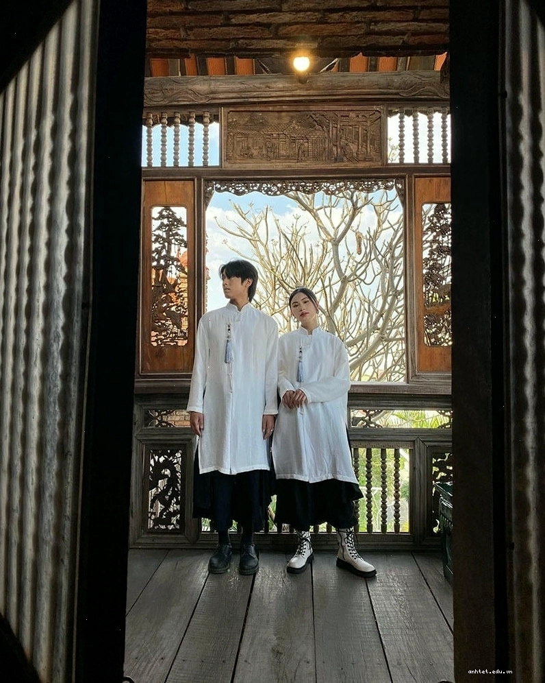 Áo dài linen tay ngắn cổ tàu mang lại cảm giác phóng khoáng, phù hợp cho những ngày hè năng động