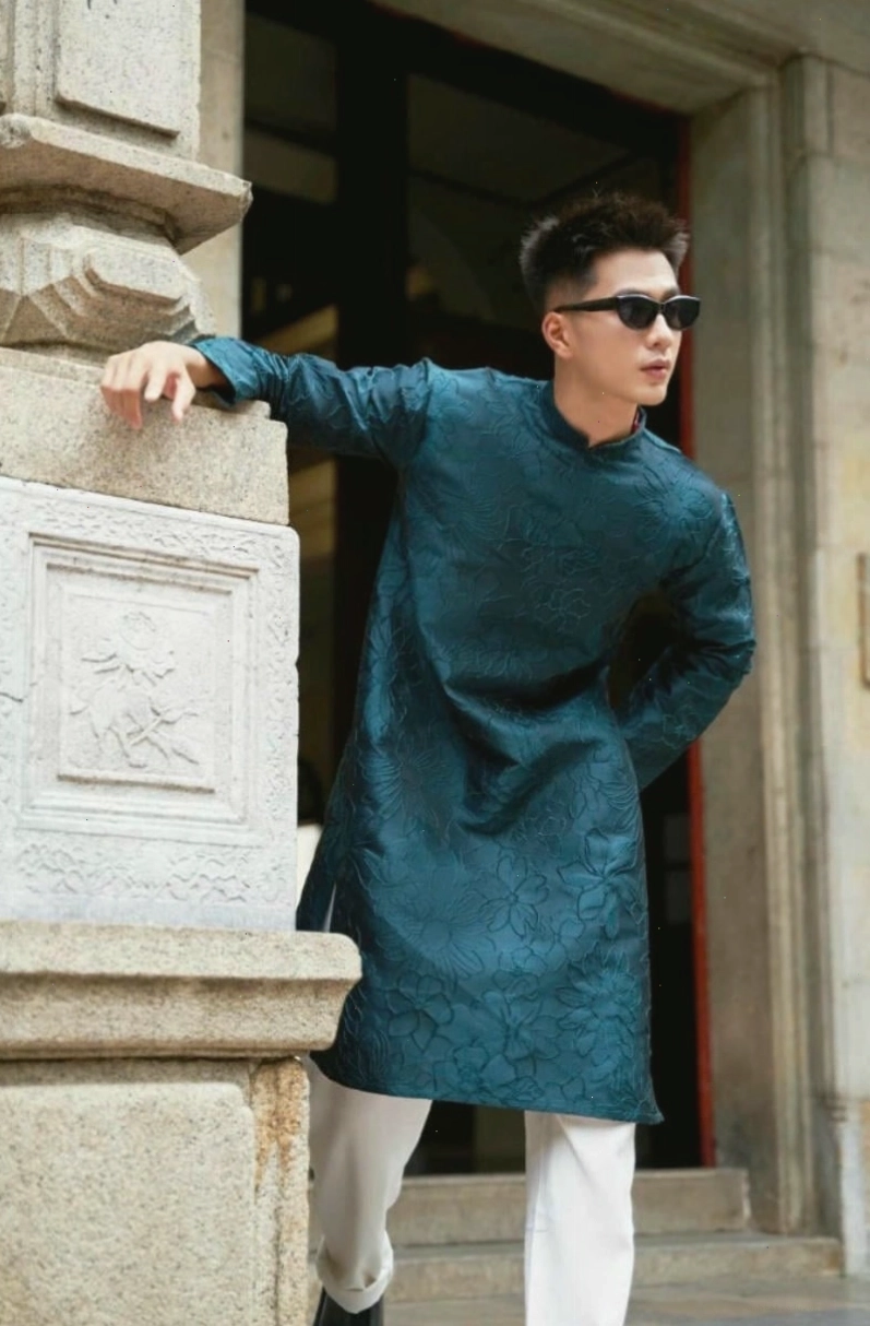 Áo dài lụa gấm họa tiết chìm mang lại vẻ ngoài thanh lịch, dễ dàng phối cùng quần jeans hoặc quần âu