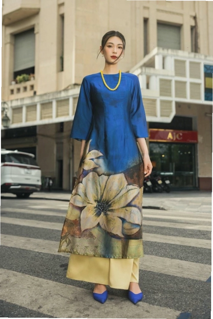 Áo dài lụa in hoa văn, cổ tròn, tay lỡ