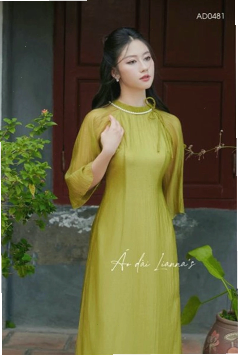 Áo dài lụa màu đỏ đô với họa tiết rồng phượng tinh xảo