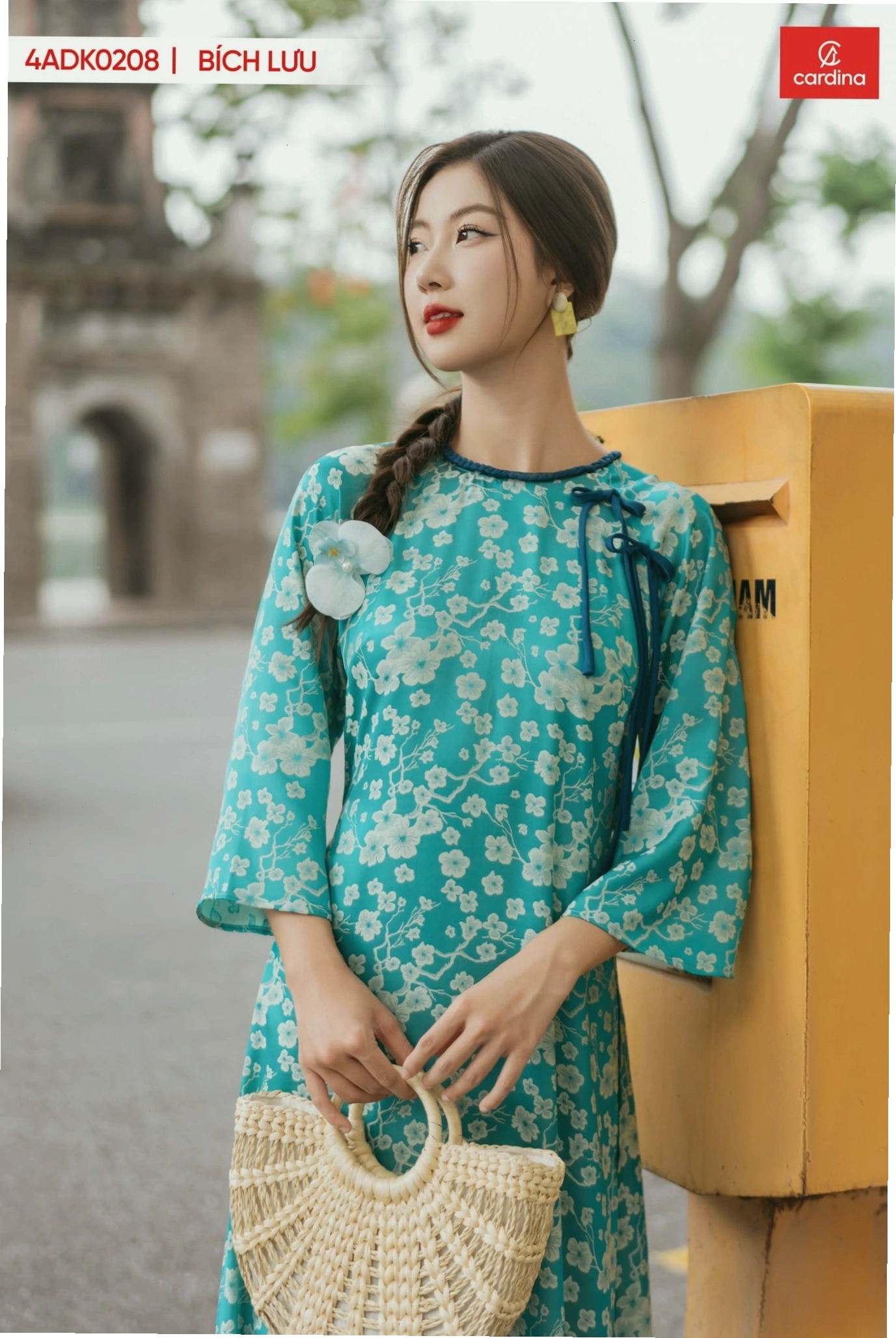 Áo dài lụa tay loe màu xanh dương trang nhã