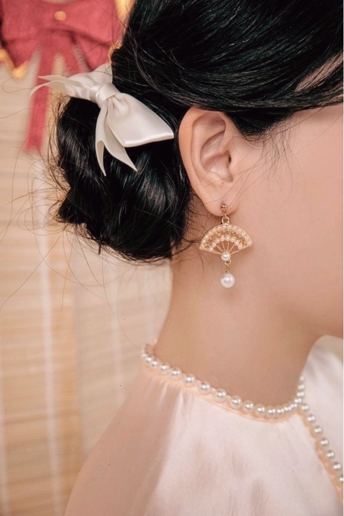 Áo dài lụa tơ tằm màu vàng đồng, họa tiết hoa văn cổ điển