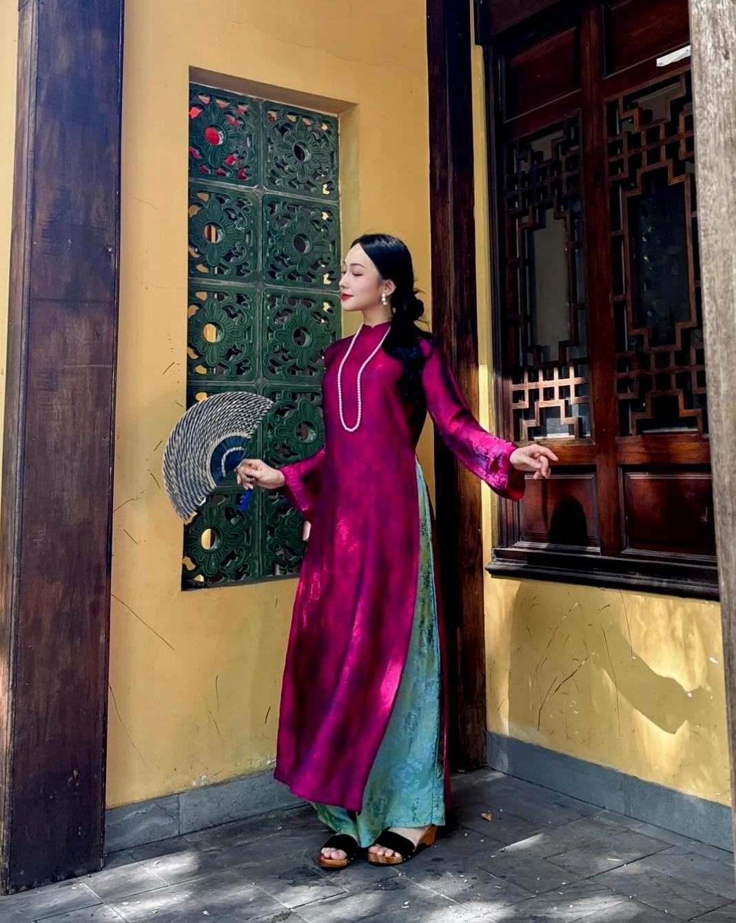 Áo dài lụa trơn màu hồng phấn, cổ thuyền, tay lỡ, dáng suông nhẹ