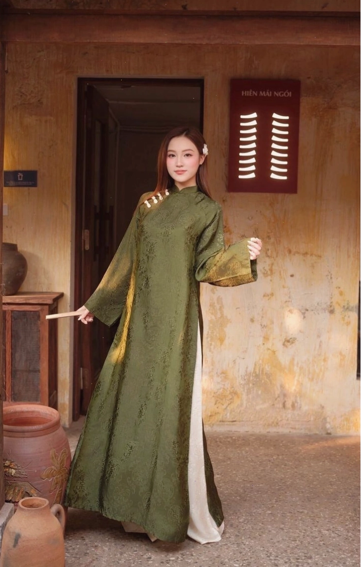 Áo dài lụa xanh cổ vịt, họa tiết hoa nhí, cổ tròn, tay lỡ.