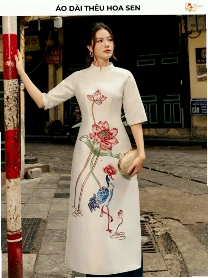 Áo dài màu hồng pastel thêu hoa sen tinh tế, tay áo dài và quần lụa đồng màu