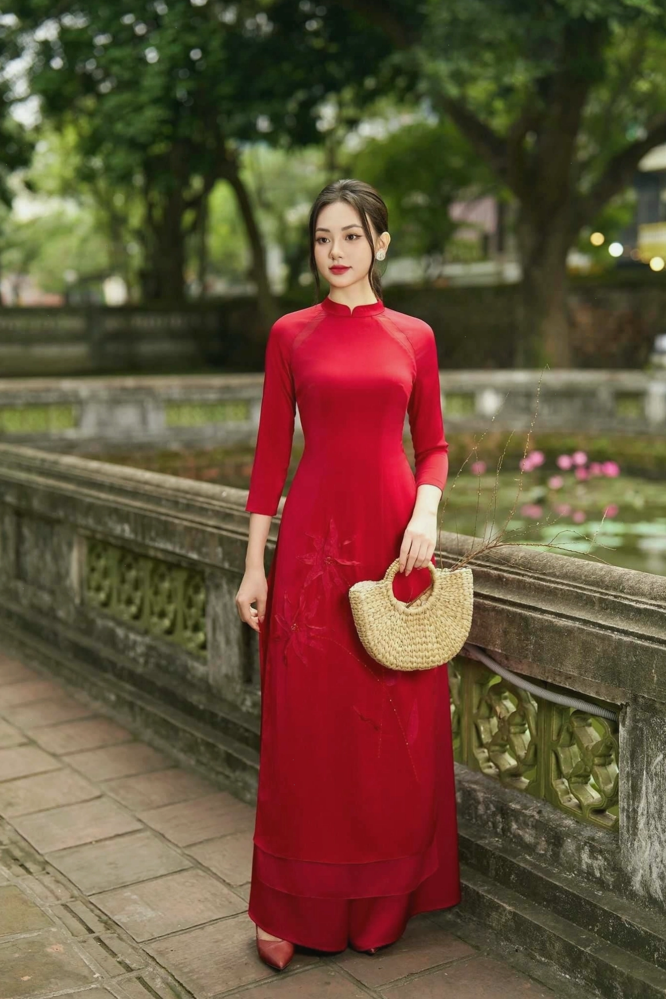 Áo dài mẹ cô dâu xanh ngọc bích lụa mềm mại, tay lỡ thanh thoát