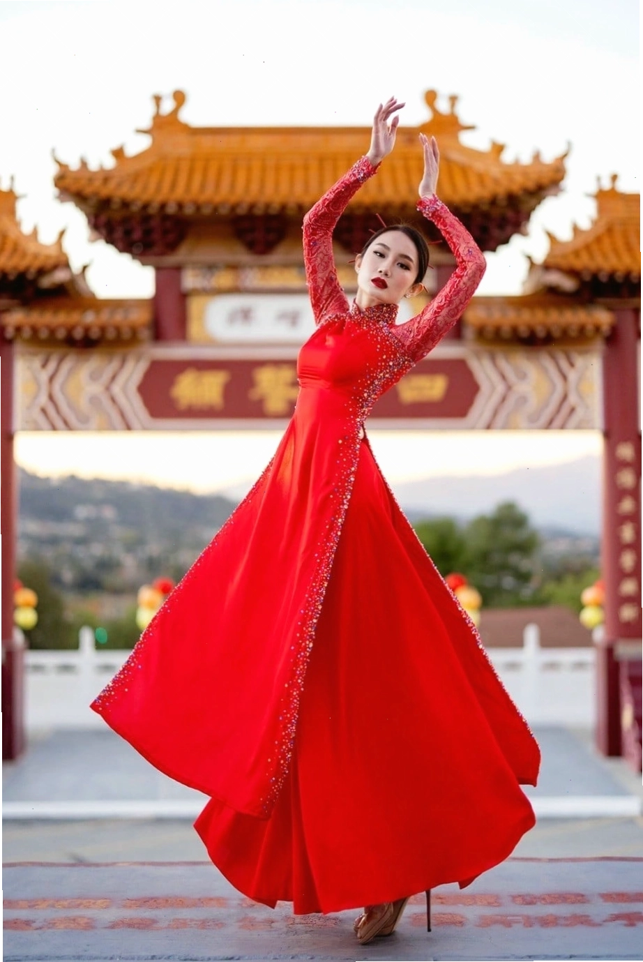 Áo dài múa 4 tà thướt tha, chất liệu voan màu xanh ngọc bích