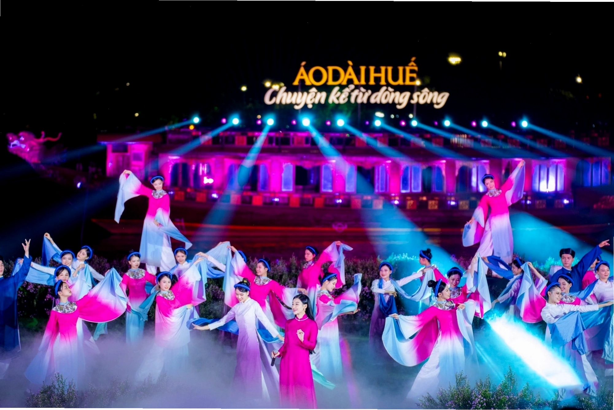 Áo dài múa cách tân, cổ trụ, tay ngắn, chất liệu gấm họa tiết