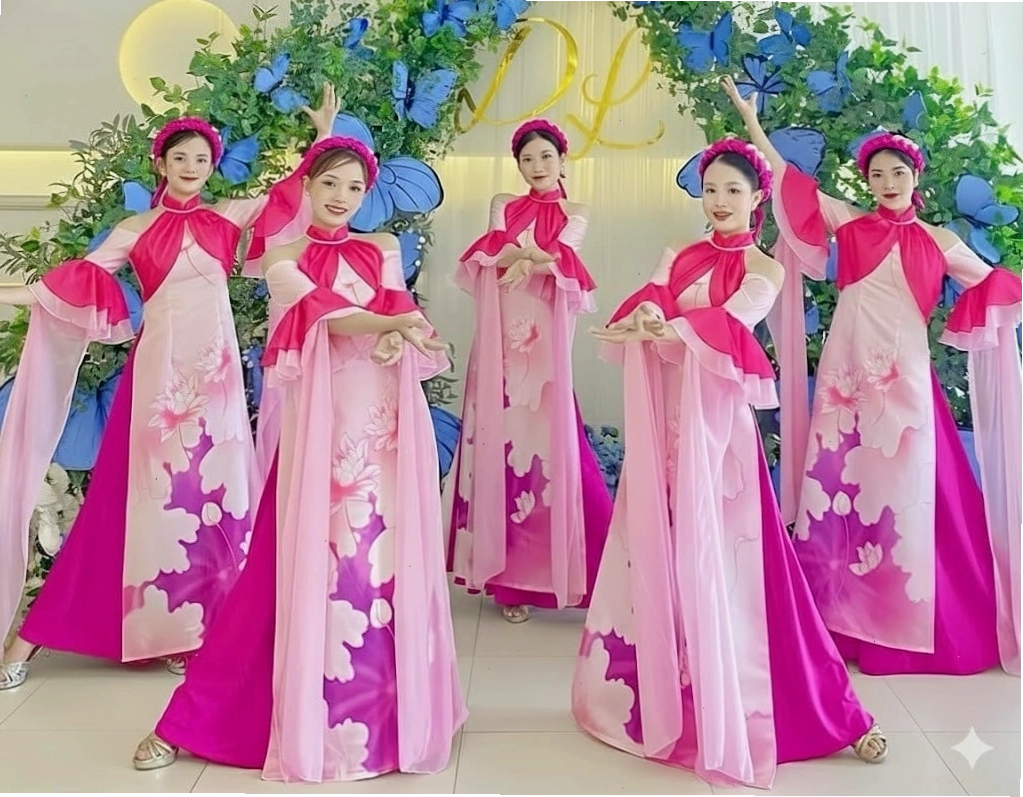 Áo dài múa cách tân với phần tà áo được cắt xẻ táo bạo, họa tiết hiện đại