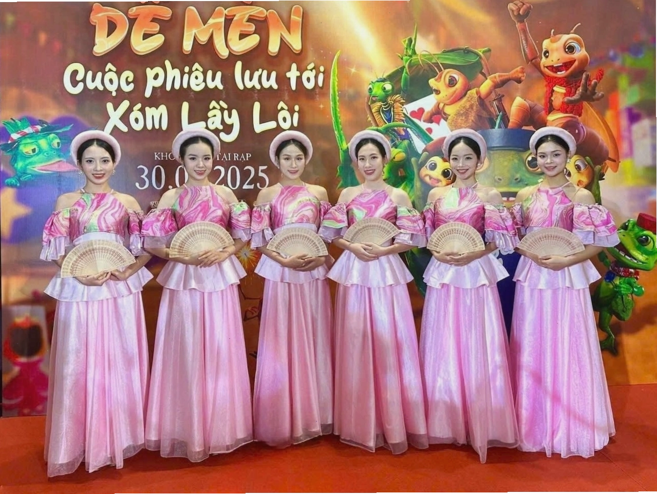 Áo dài múa cổ điển, chất liệu lụa trơn màu xanh ngọc bích, tay dài