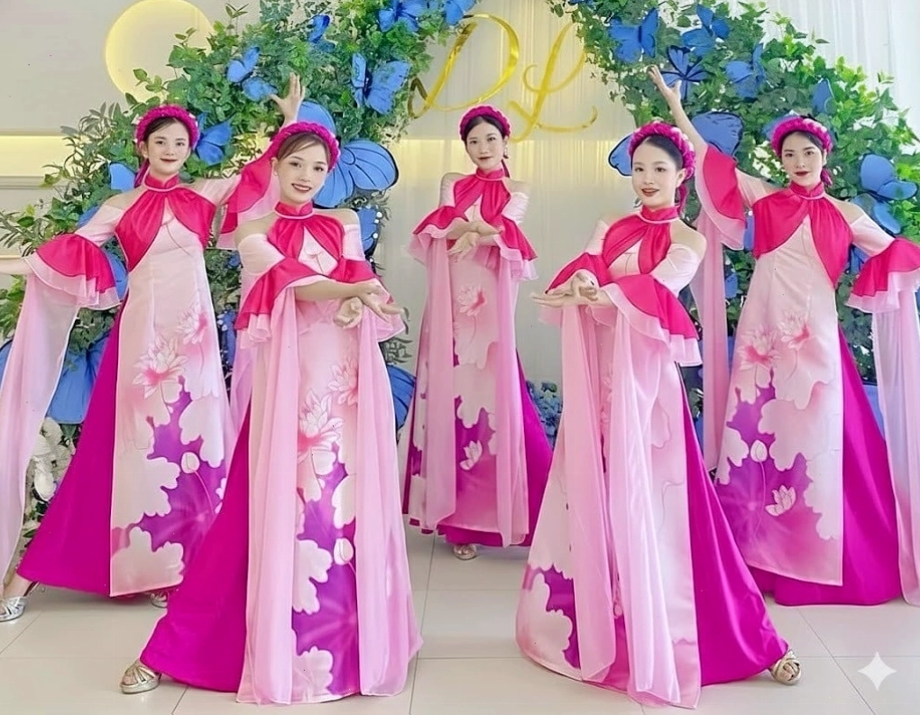 Áo dài múa cổ điển màu tím Huế, chất liệu lụa mềm mại, họa tiết hoa văn