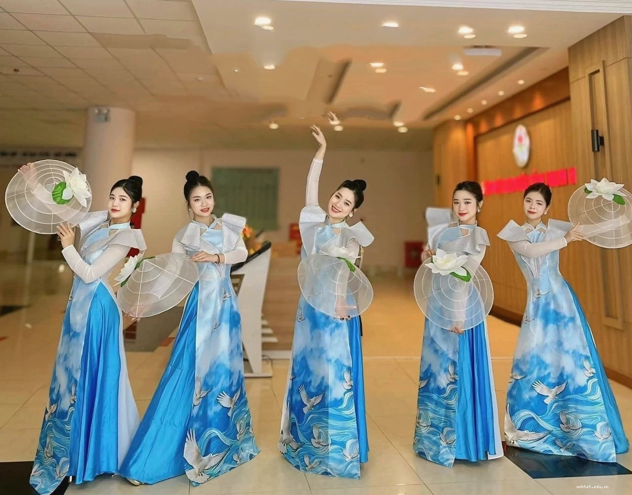 Áo dài múa cổ điển màu xanh ngọc bích, chất liệu gấm cao cấp