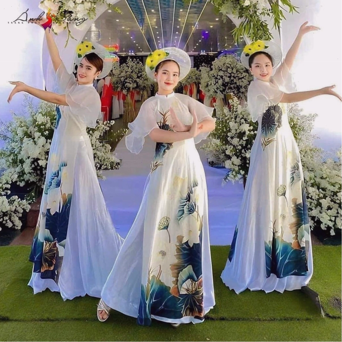 Áo dài múa cổ tròn, tay lỡ, chất liệu lụa mềm mại, họa tiết hoa sen thêu nổi