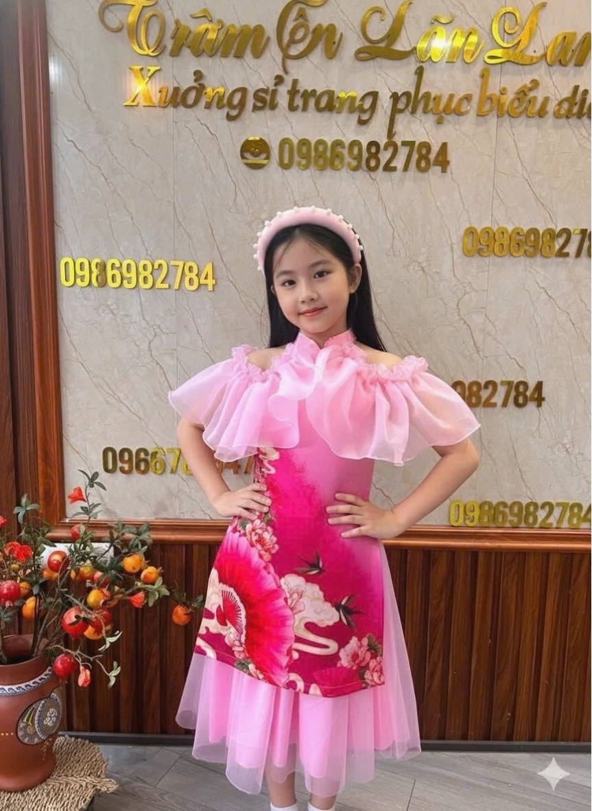 Áo dài múa dành cho trẻ em với màu sắc tươi sáng, họa tiết ngộ nghĩnh