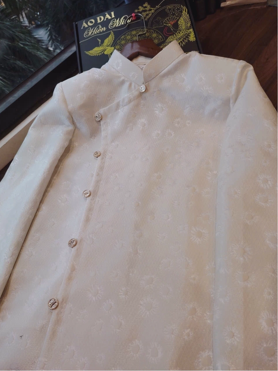 Áo dài nam vải gấm màu xanh rêu, cổ trụ, dáng slim fit tôn dáng.