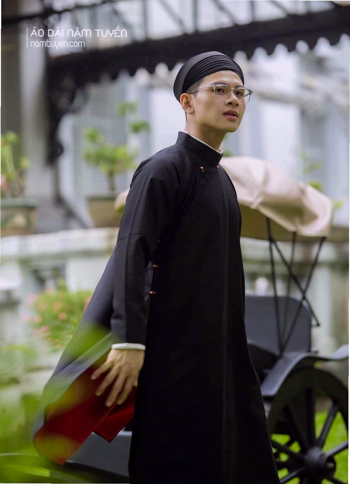 Áo dài ngũ thân nam màu đen tuyền, cổ điển với dáng áo suông, tay dài.