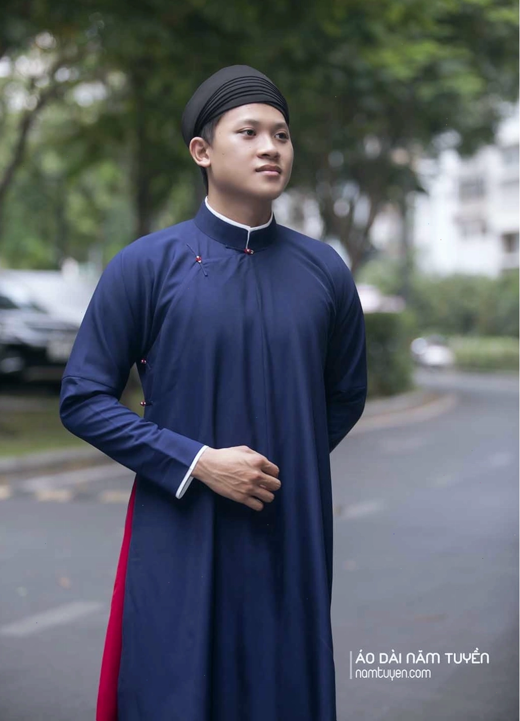 Áo dài ngũ thân nam màu xanh đen, cổ cao và tay dài, họa tiết vân chìm sang trọng.