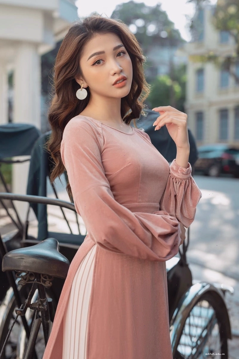 Áo dài nhung be tinh tế, cổ tròn, tay lỡ, dễ dàng phối với nhiều phụ kiện