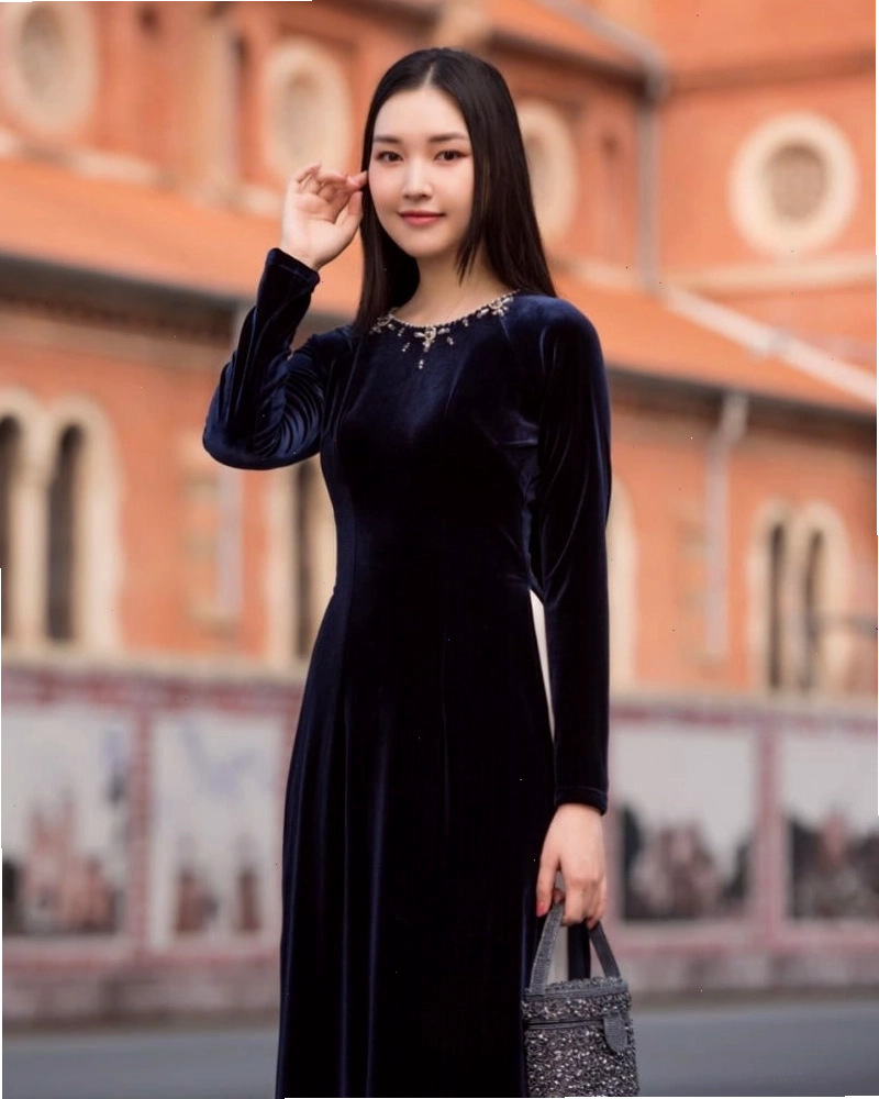 Áo dài nhung đen huyền bí, điểm xuyết họa tiết thêu vàng kim sang trọng