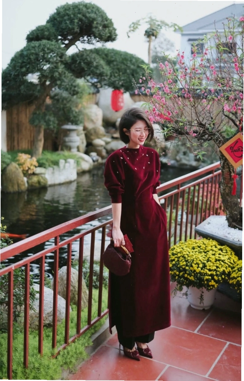 Áo dài nhung đỏ bordeaux cách tân, cổ V gợi cảm, tay phồng nhẹ nhàng