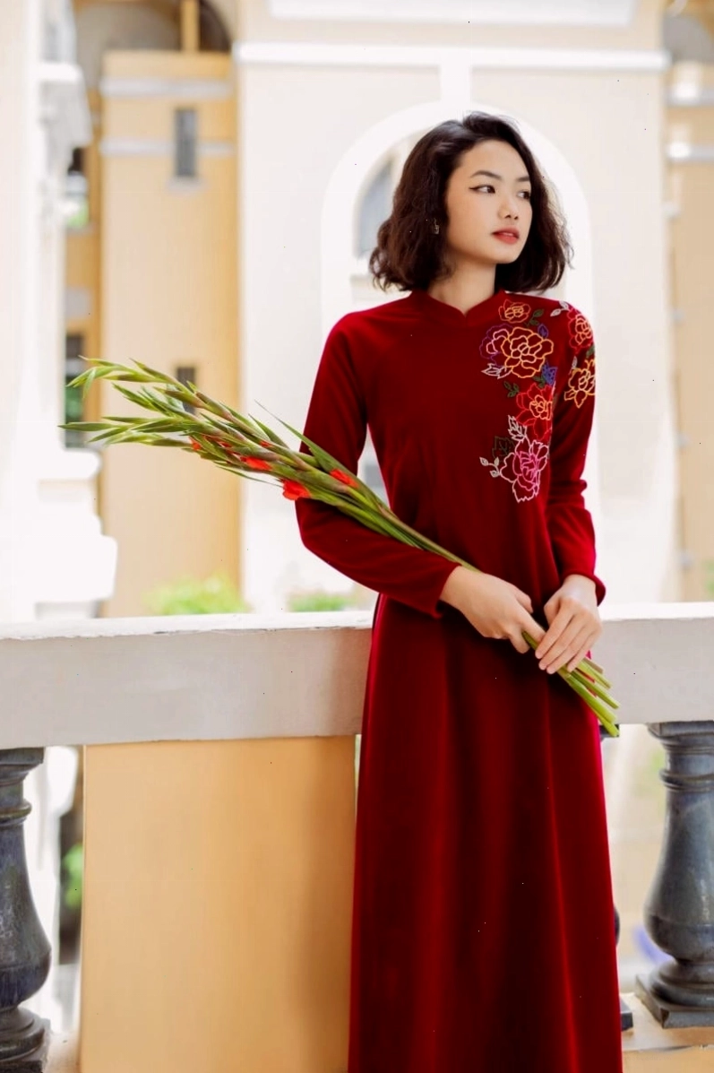Áo dài nhung đỏ đô cổ điển, tay lỡ, cổ tròn thanh lịch